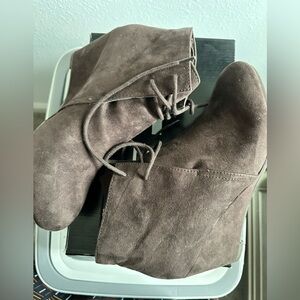 New Directions Brown Booties size 8.5.